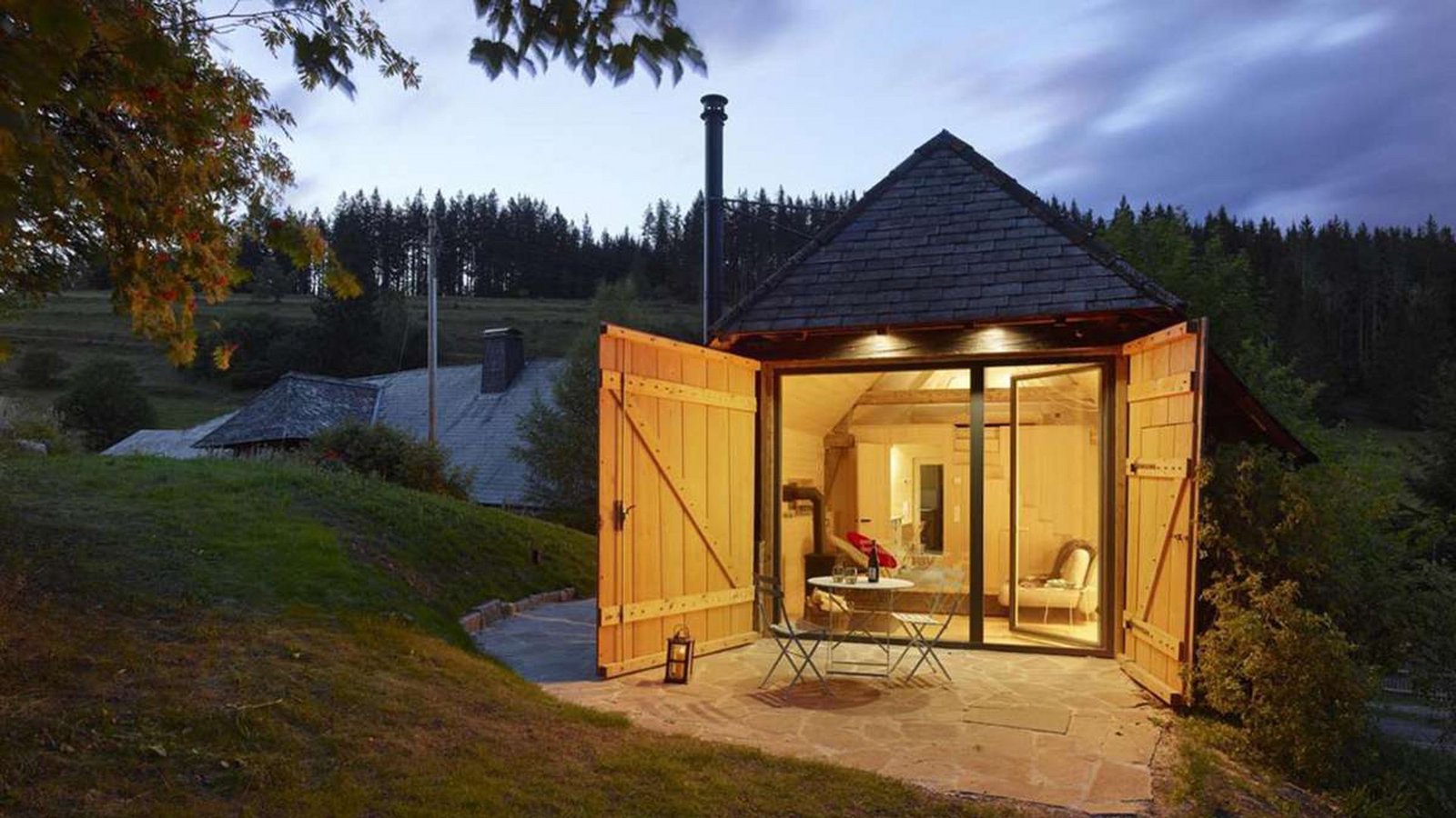 Gelungener Umbau eines alten Traktorschuppens in ein kleines feines Tiny House: „La Chalette“ im Schwarzwald, umgebaut vom Architekten Martin Ohlf aus Stuttgart, von der Rückseite aus gesehen.Foto: Roland Halbe