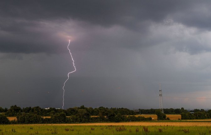 Ein Blitz schlägt bei Bad Homburg in Hessen  ein (Archivbild).<span class='image-autor'>Foto: IMAGO/Jan Eifert/IMAGO/Jan Eifert</span>
