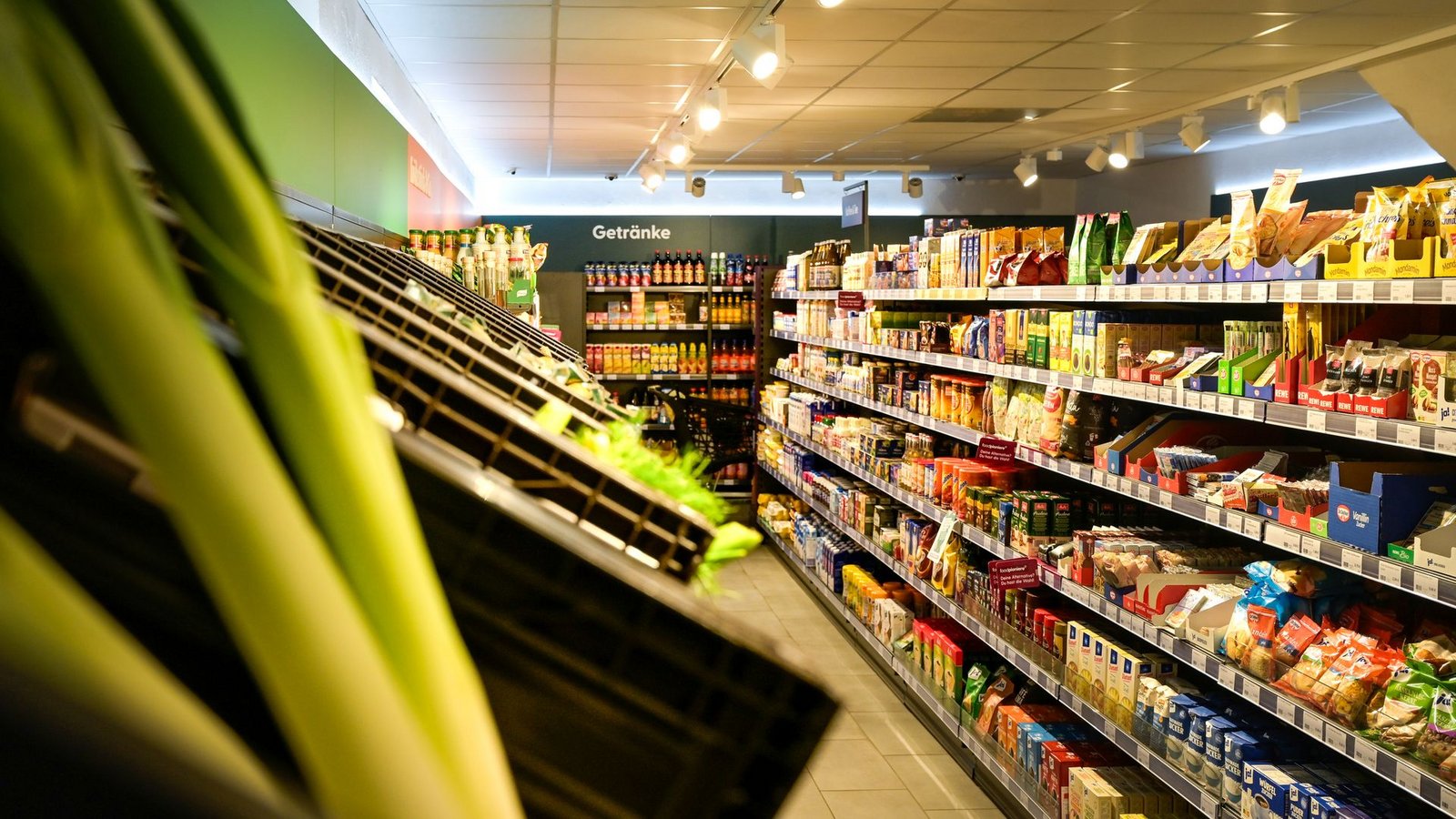 Ein Teil der Verbraucher lässt sich Lebensmittel nach Hause liefern, um nicht in den Supermarkt gehen zu müssen.Foto: Heiko Rebsch/dpa