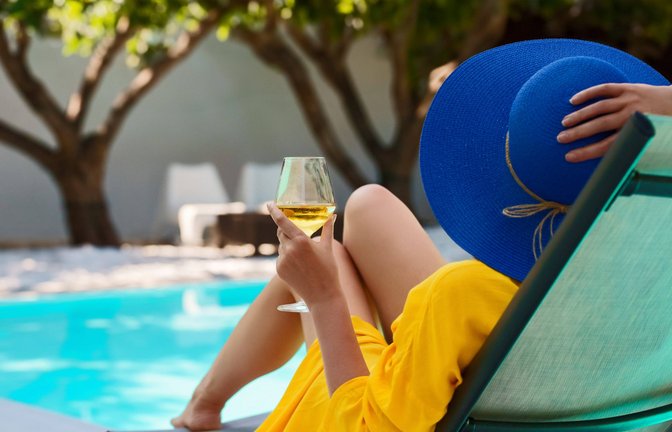Lieber mit Drink am Pool im Luxus schwimmen, als mit dem Partner zuhause sitzen.<span class='image-autor'>Foto: IMAGO/Zoonar</span>