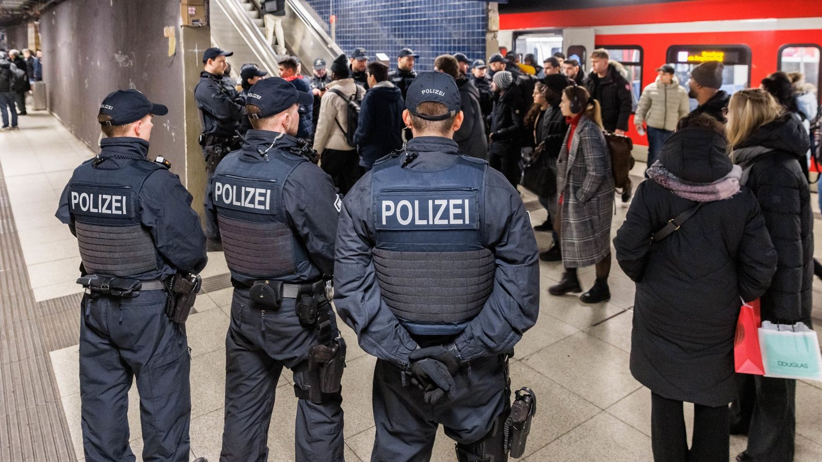 Wenn die Bundespolizei jemanden kontrolliert, kann sich diese Person künftig eine Quittung dafür ausstellen lassen.Foto: dpa/Markus Scholz Wenn die Bundespolizei jemanden kontrolliert, kann sich diese Person künftig eine Quittung dafür ausstellen lassen.Foto: dpa/Markus Scholz