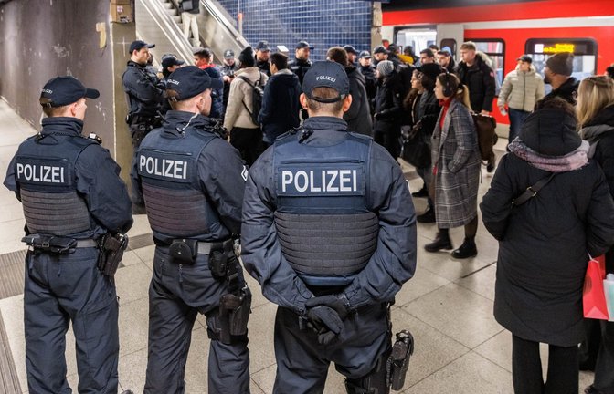 Wenn die Bundespolizei jemanden kontrolliert, kann sich diese Person künftig eine Quittung dafür ausstellen lassen.<span class='image-autor'>Foto: dpa/Markus Scholz</span>