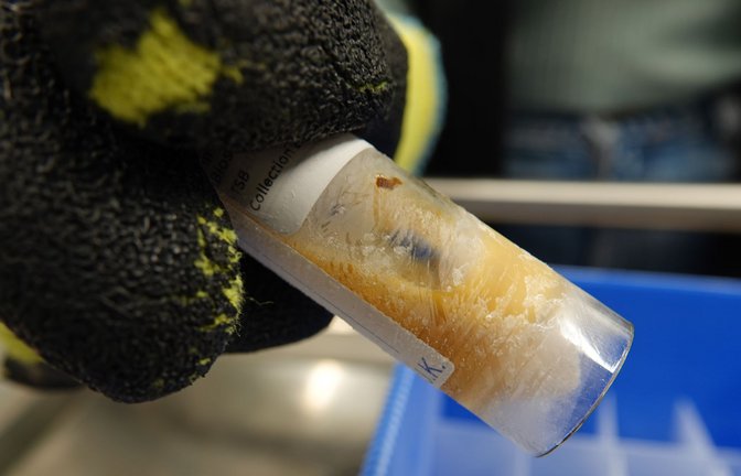Eine eingefrorene Stuhlprobe in einem Gläschen. Schweizer Wissenschaftler wollen einen Tresor für Darmbakterien aus aller Welt anlegen.<span class='image-autor'>Foto: dpa/Christiane Oelrich</span>