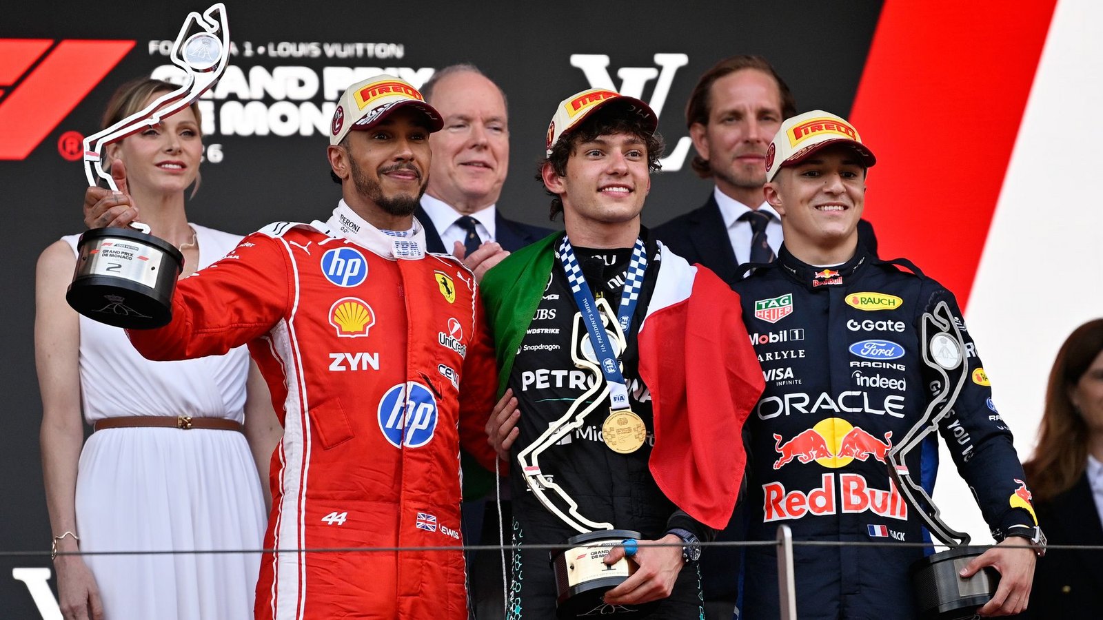 Lewis Hamilton ist älter als Monaco-Sieger Kimi Antonelli (M) und der Dritte Isack Hadjar (r) zusammen.Foto: Philippe Magoni/AP/dpa Lewis Hamilton ist älter als Monaco-Sieger Kimi Antonelli (M) und der Dritte Isack Hadjar (r) zusammen.Foto: Philippe Magoni/AP/dpa
