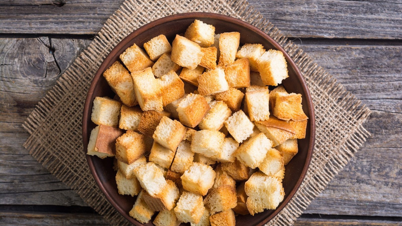 Brotreste eignen sich perfekt, um Croutons selber zu machen.Foto: AlexeiLogvinovich / shutterstock.com Brotreste eignen sich perfekt, um Croutons selber zu machen.Foto: AlexeiLogvinovich / shutterstock.com