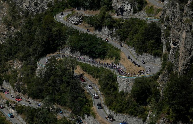 Die Fahrer erklimmen auf der elften Etappe die Lacets de Montvernier.<span class='image-autor'>Foto: Thibault Camus/AP/dpa</span>
