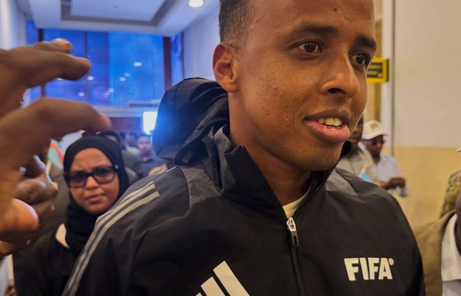 Bei seiner Rückkehr nach Somalia wurde Referee Omar Artan gefeiert.<span class='image-autor'>Foto: Farah Abdi Warsameh/AP/dpa</span>