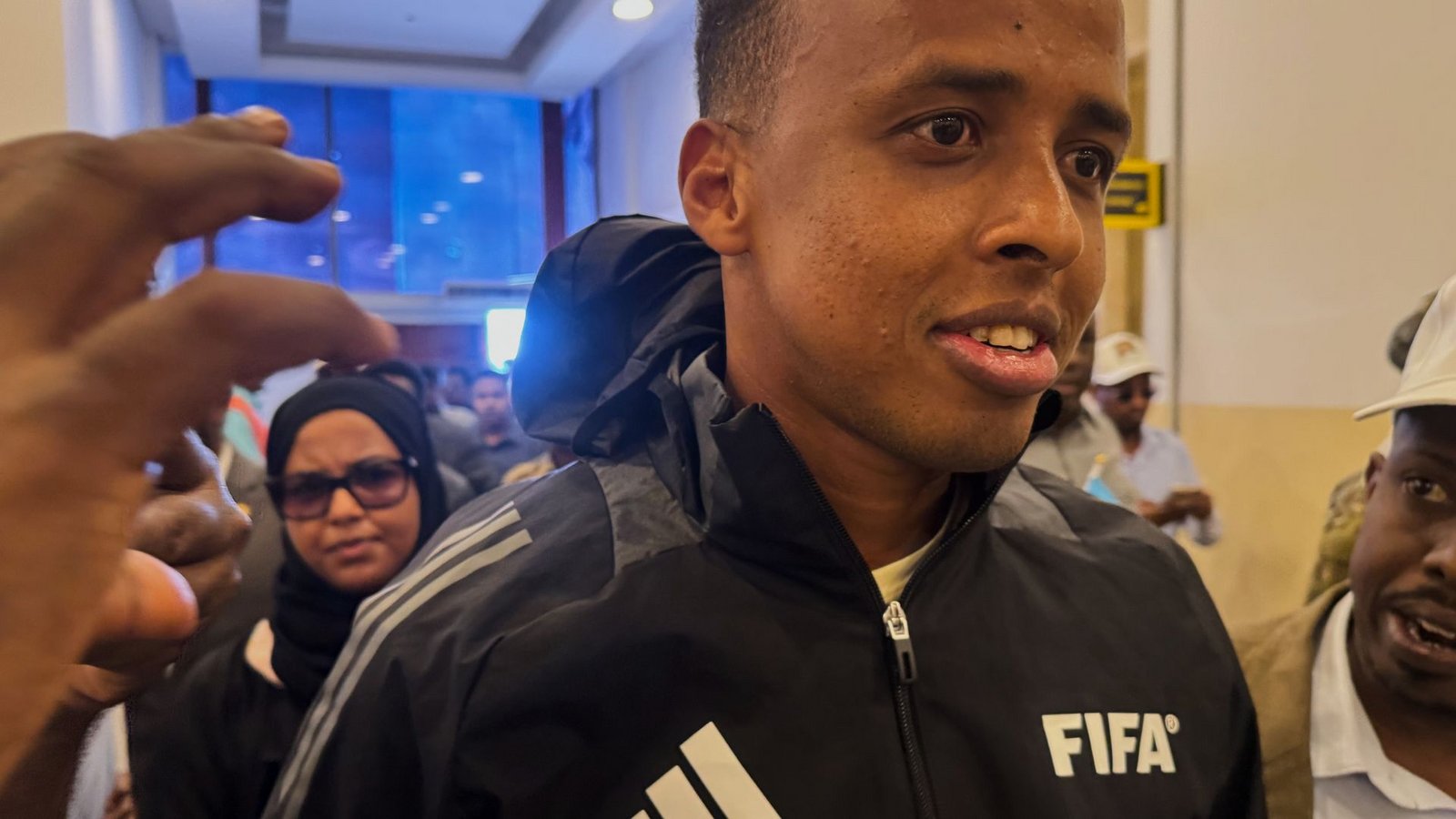 Bei seiner Rückkehr nach Somalia wurde Referee Omar Artan gefeiert.Foto: Farah Abdi Warsameh/AP/dpa Bei seiner Rückkehr nach Somalia wurde Referee Omar Artan gefeiert.Foto: Farah Abdi Warsameh/AP/dpa