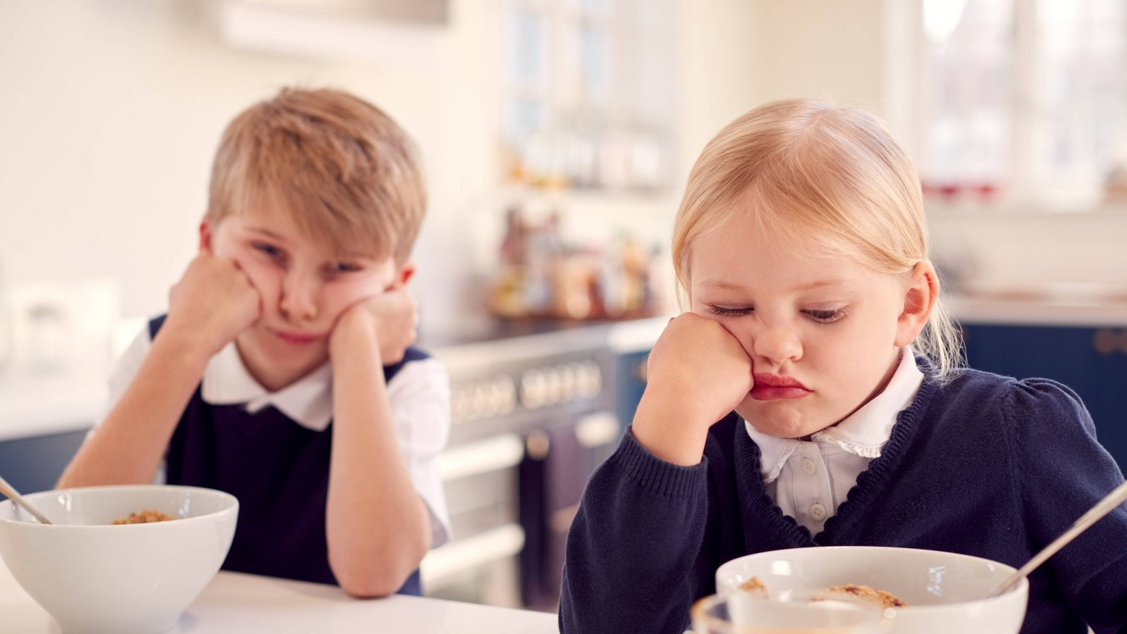 Nicht gar so selten: Schmollende Kids  am Esstisch.Foto: IMAGO/Shotshop/IMAGO/Monkey Business 2