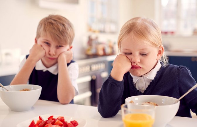 Nicht gar so selten: Schmollende Kids  am Esstisch.<span class='image-autor'>Foto: IMAGO/Shotshop/IMAGO/Monkey Business 2</span>