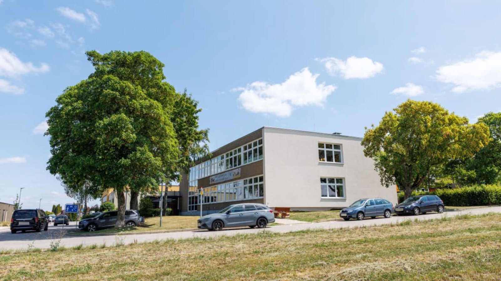 Die „Nase“ der Schönbuchschule – hier der Neubau – bekommt einen Vorbau, damit Kinder und Lehrkräfte im Brandfall selbst die Schule verlassen können.Stefanie Schlecht Die „Nase“ der Schönbuchschule – hier der Neubau – bekommt einen Vorbau, damit Kinder und Lehrkräfte im Brandfall selbst die Schule verlassen können.Stefanie Schlecht