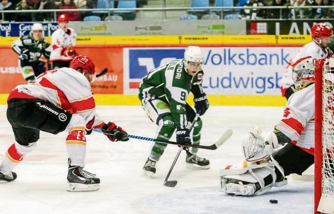 Marcel Kahle (Mitte) lenkt die Scheibe zum Treffer zum 4:2 ins Kaufbeurer Tor ab. ESVK-Goalie Stefan Vajs (rechts) hat keine Chance. Foto: Simecek