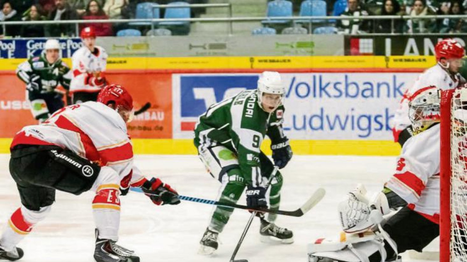 Marcel Kahle (Mitte) lenkt die Scheibe zum Treffer zum 4:2 ins Kaufbeurer Tor ab. ESVK-Goalie Stefan Vajs (rechts) hat keine Chance. Foto: Simecek