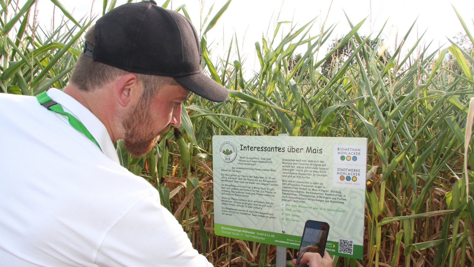 Sören Genthner von den Stadtwerken erklärt das Quiz und was es mit dem QR-Code auf den Tafeln auf sich hat. Per Smartphone gibt es dort nämlich zusätzliche Informationen. Sören Genthner von den Stadtwerken erklärt das Quiz und was es mit dem QR-Code auf den Tafeln auf sich hat. Per Smartphone gibt es dort nämlich zusätzliche Informationen.