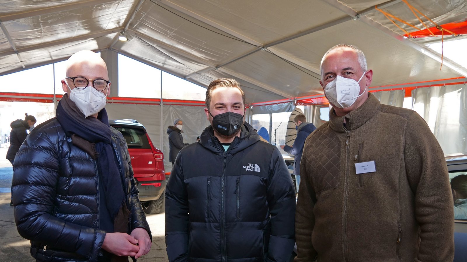 Impfen geht jetzt auch im Auto: Philippe A. Singer, Marcus Mürle und Lutz Gössel (von links) freuen sich über die Freigabe durch das Sozialministerium und wollen auf dem Messplatz vor allem auch für Berufspendler da sein, die zu den Öffnungszeiten der anderen Impfstationen in Pforzheim arbeiten müssen. Foto: Friedrich Impfen geht jetzt auch im Auto: Philippe A. Singer, Marcus Mürle und Lutz Gössel (von links) freuen sich über die Freigabe durch das Sozialministerium und wollen auf dem Messplatz vor allem auch für Berufspendler da sein, die zu den Öffnungszeiten der anderen Impfstationen in Pforzheim arbeiten müssen. Foto: Friedrich