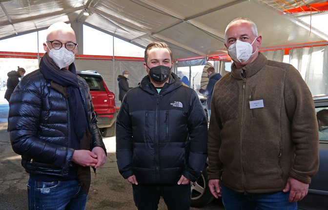 Impfen geht jetzt auch im Auto: Philippe A. Singer, Marcus Mürle und Lutz Gössel (von links) freuen sich über die Freigabe durch das Sozialministerium und wollen auf dem Messplatz vor allem auch für Berufspendler da sein, die zu den Öffnungszeiten der anderen Impfstationen in Pforzheim arbeiten müssen. Foto: Friedrich