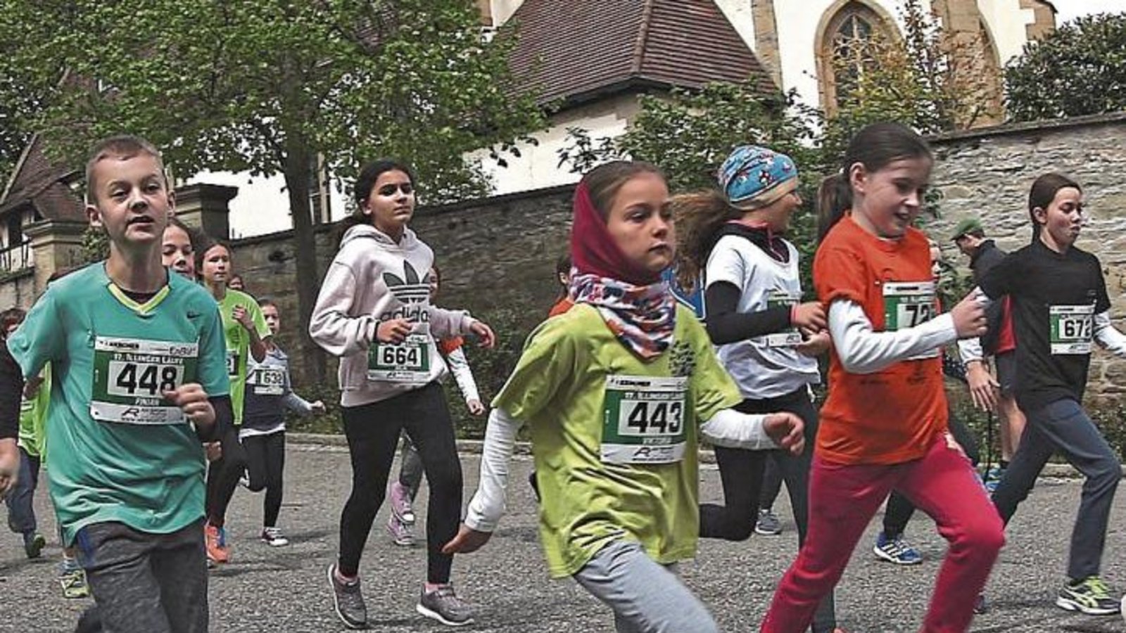 Vor der Cyriakuskirche sind gestern die Schüler auf ihren 1,4-Kilometer-Rundkurs gestartet. Insgesamt waren mehr als 800 Athleten in und um Illingen unterwegs. Fotos: Küppers Vor der Cyriakuskirche sind gestern die Schüler auf ihren 1,4-Kilometer-Rundkurs gestartet. Insgesamt waren mehr als 800 Athleten in und um Illingen unterwegs. Fotos: Küppers
