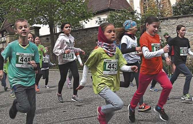 Vor der Cyriakuskirche sind gestern die Schüler auf ihren 1,4-Kilometer-Rundkurs gestartet. Insgesamt waren mehr als 800 Athleten in und um Illingen unterwegs. Fotos: Küppers