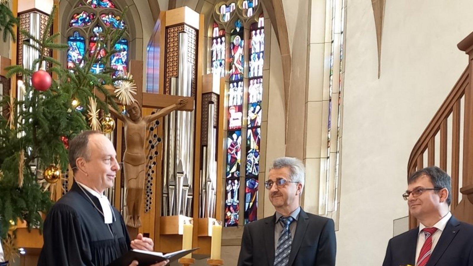 Pfarrer Jochen Hägele verabschiedet langjährige Mitglieder des Kirchengemeinderats (von links): Tobias Hüeber, Gerson Merle, Dieter Blessing, Werner Schäuffele und Renate Schmid.  Foto: pfi