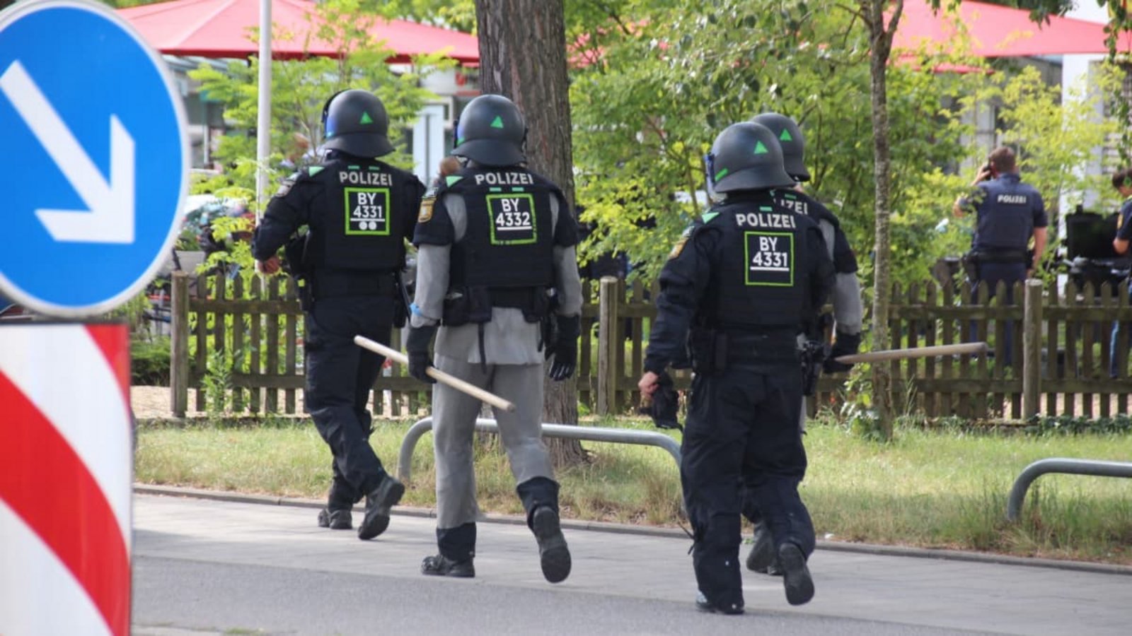 Polizisten sind im Einsatz.  Bei einer Geiselnahme in einer Bankfiliale in Regensburg ist laut Polizei ein Mensch lebensbedrohlich verletzt worden.Moller-Schuh/Vifogra MEDIA/dpa