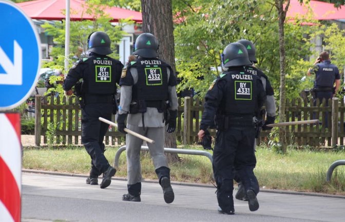 Polizisten sind im Einsatz.  Bei einer Geiselnahme in einer Bankfiliale in Regensburg ist laut Polizei ein Mensch lebensbedrohlich verletzt worden.<span class='image-autor'>Moller-Schuh/Vifogra MEDIA/dpa</span>