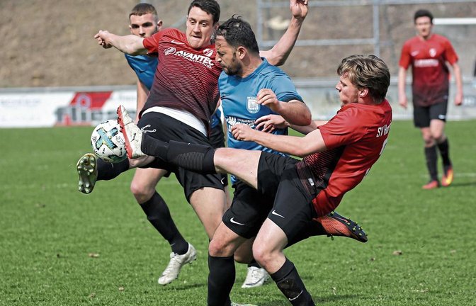 Jan Maier (links) und Mario Werthwein nehmen VfB-Stürmer Qendrim Emini in die Zange. Horrheim gewinnt in Vaihingen mit 2:1. Foto: Küppers