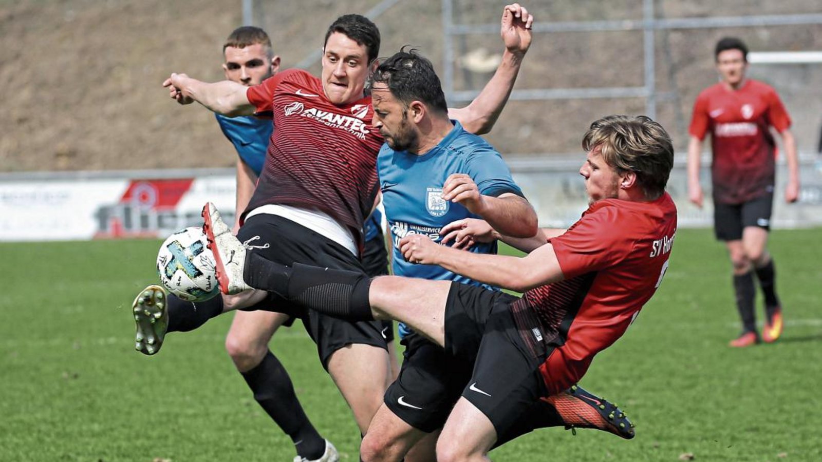 Jan Maier (links) und Mario Werthwein nehmen VfB-Stürmer Qendrim Emini in die Zange. Horrheim gewinnt in Vaihingen mit 2:1. Foto: Küppers Jan Maier (links) und Mario Werthwein nehmen VfB-Stürmer Qendrim Emini in die Zange. Horrheim gewinnt in Vaihingen mit 2:1. Foto: Küppers