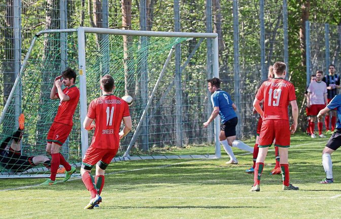 Im Spiel gegen Enzweihingen Nussdorfs Torwart Constantin Dobros mit dem Ball zum 3:3-Ausgleich im Tor gelandet. Vorausgegangen war ein Freistoß von Cihat Aytac. Foto: Küppers