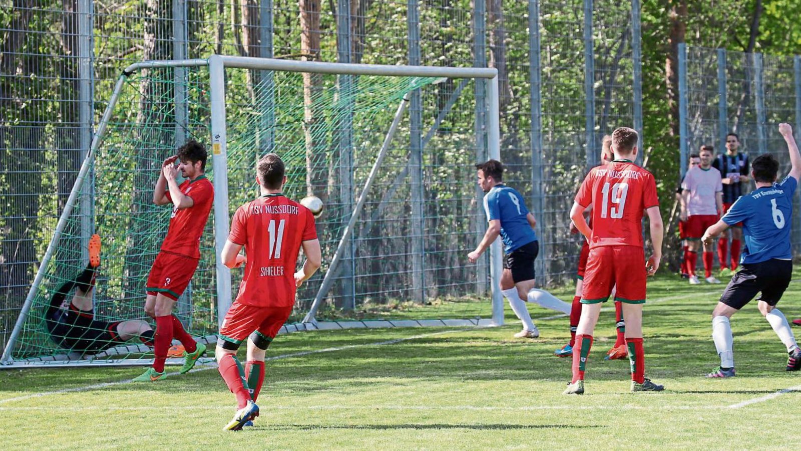 Im Spiel gegen Enzweihingen Nussdorfs Torwart Constantin Dobros mit dem Ball zum 3:3-Ausgleich im Tor gelandet. Vorausgegangen war ein Freistoß von Cihat Aytac. Foto: Küppers Im Spiel gegen Enzweihingen Nussdorfs Torwart Constantin Dobros mit dem Ball zum 3:3-Ausgleich im Tor gelandet. Vorausgegangen war ein Freistoß von Cihat Aytac. Foto: Küppers