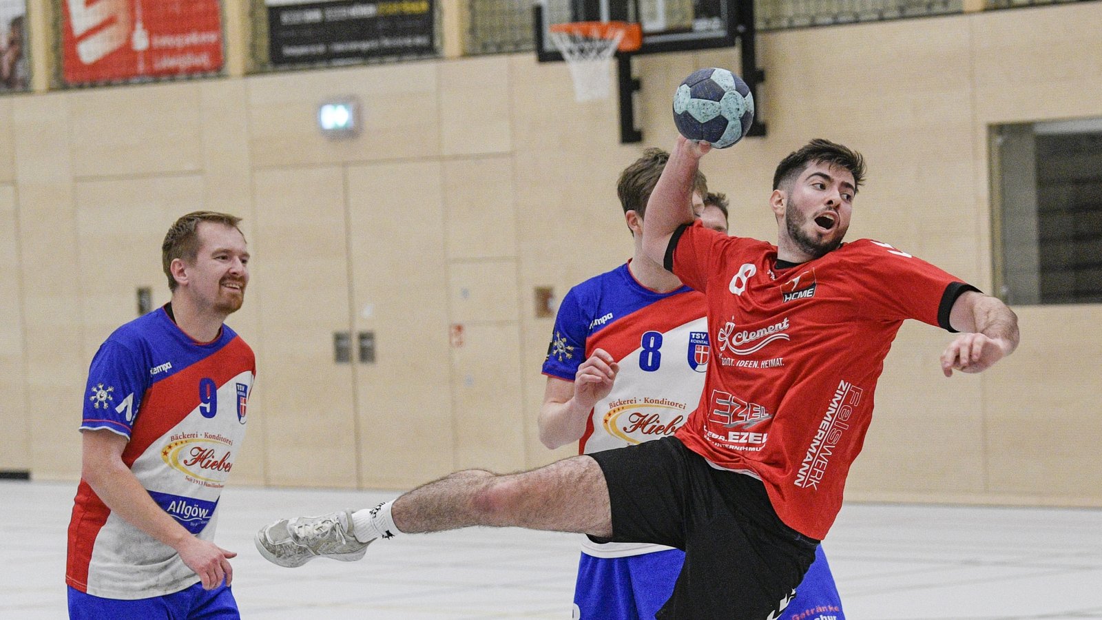 Maßgeblichen Anteil am Heimerfolg des HCME hat Enrique Hofferer (rot). Foto: Leitner