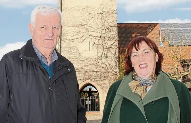 Erwin Gayer und Veronika Wernstedt vor dem Martinsturm in Nussdorf, der als Kulisse für das Theaterstück zum Gedenken an die Zerstörung des Orts vor 70 Jahren dienen soll.  Fotos: Elsässer