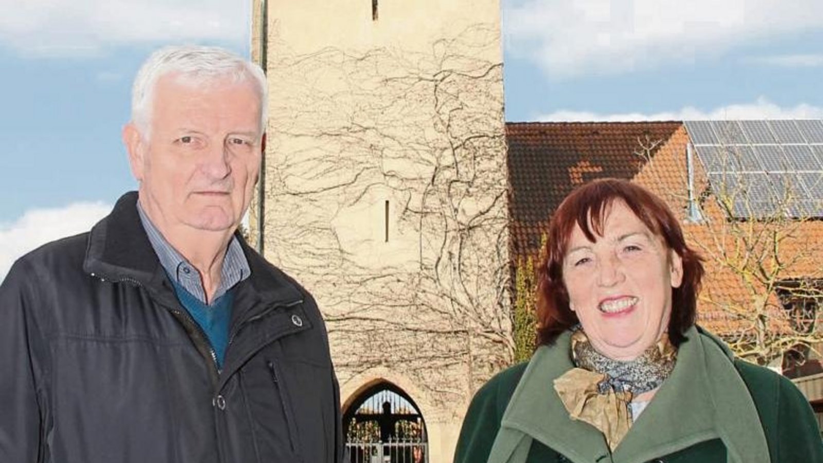 Erwin Gayer und Veronika Wernstedt vor dem Martinsturm in Nussdorf, der als Kulisse für das Theaterstück zum Gedenken an die Zerstörung des Orts vor 70 Jahren dienen soll.  Fotos: Elsässer