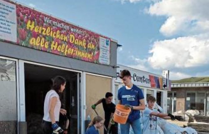 Schüler im Einsatz im Flutgebiet.  Foto: p