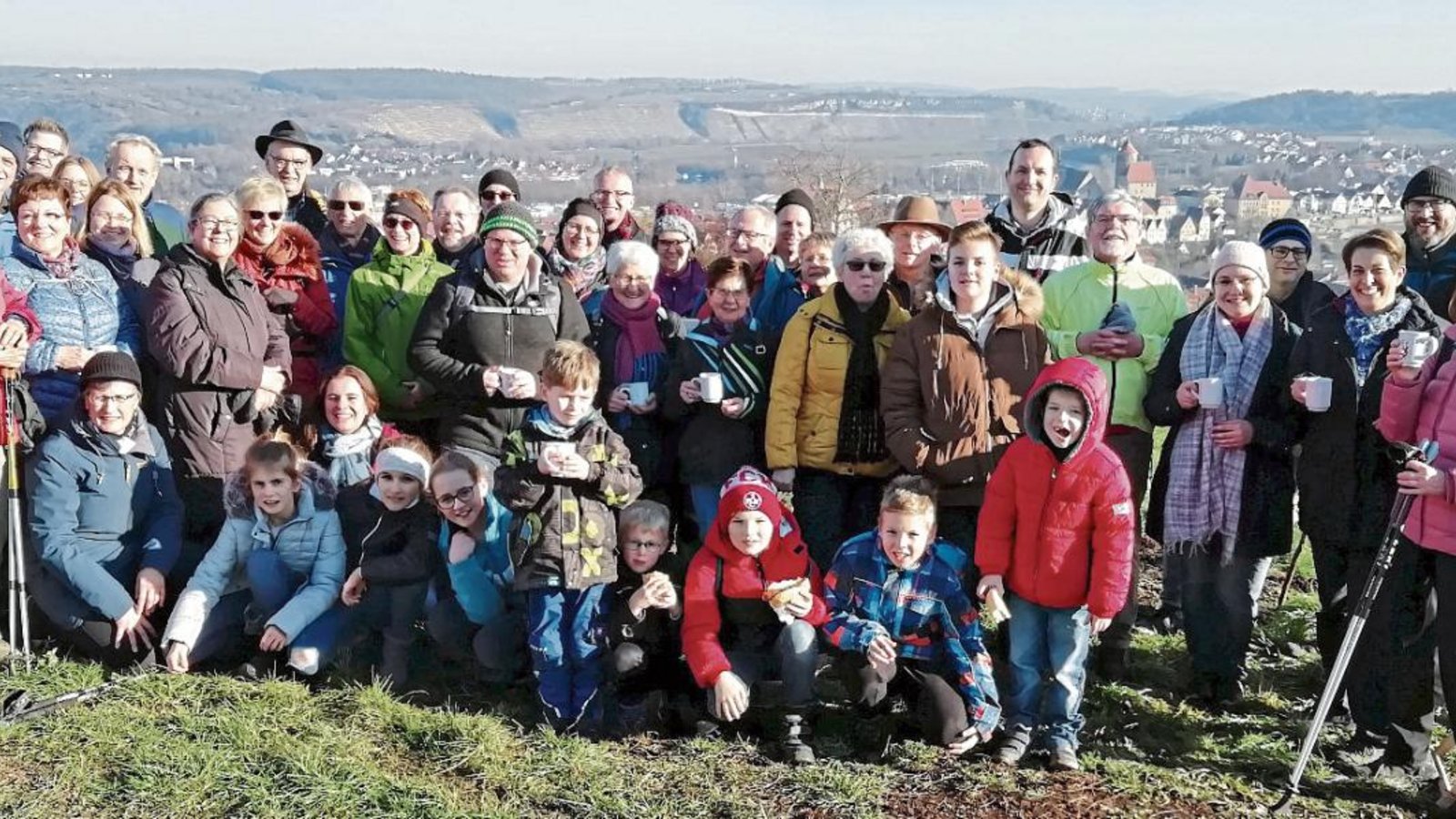 Die rund 50-köpfige Gruppe aus Sersheim kommt beim Wandern in den Genuss grandioser Aussichten und von Glühwein und Punsch. Foto: p Die rund 50-köpfige Gruppe aus Sersheim kommt beim Wandern in den Genuss grandioser Aussichten und von Glühwein und Punsch. Foto: p