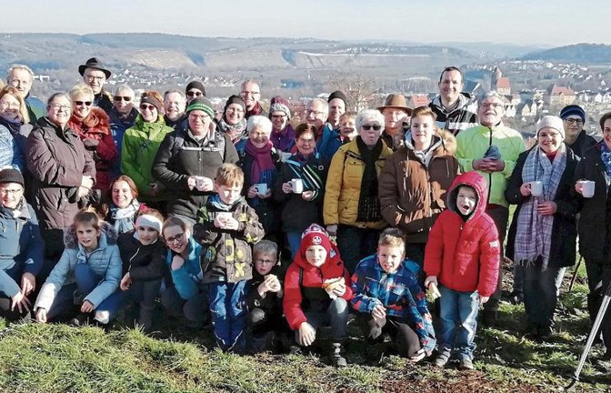 Die rund 50-köpfige Gruppe aus Sersheim kommt beim Wandern in den Genuss grandioser Aussichten und von Glühwein und Punsch.  Foto: p