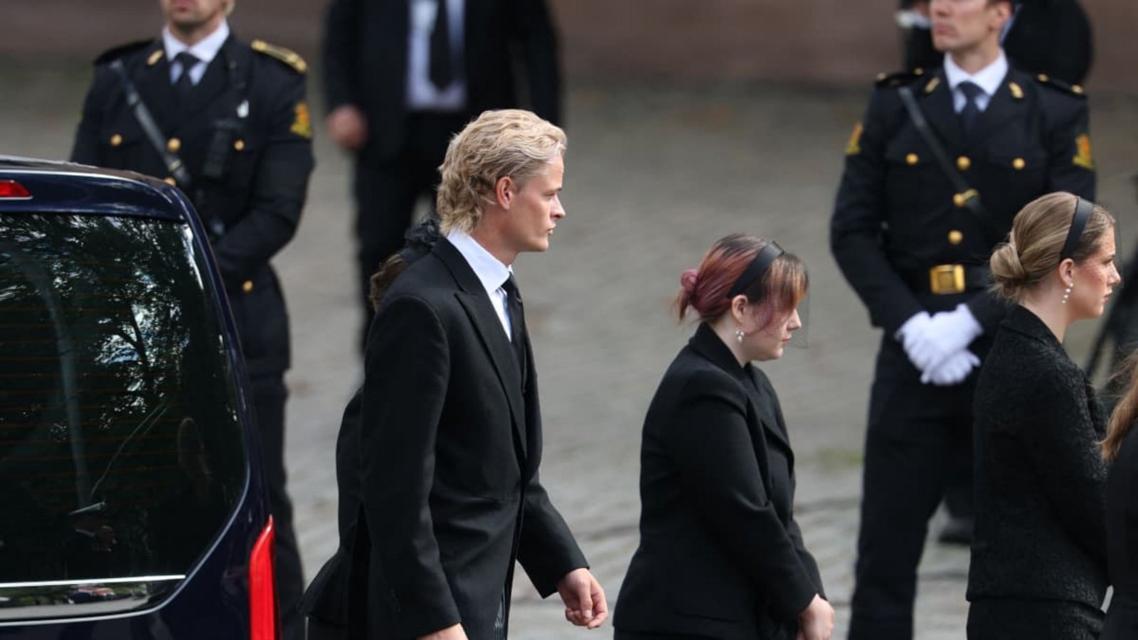 Marius Borg Hoiby (links), der Sohn von Königin Mette-Marit von Norwegen, und die Töchter von Prinzessin Märtha Louise von Norwegen treffen vor der Osloer Kathedrale ein, um den Sarg des verstorbenen Königs Harald V. von Norwegen in Empfang zu nehmen.ODD ANDERSEN/afp Marius Borg Hoiby (links), der Sohn von Königin Mette-Marit von Norwegen, und die Töchter von Prinzessin Märtha Louise von Norwegen treffen vor der Osloer Kathedrale ein, um den Sarg des verstorbenen Königs Harald V. von Norwegen in Empfang zu nehmen.ODD ANDERSEN/afp