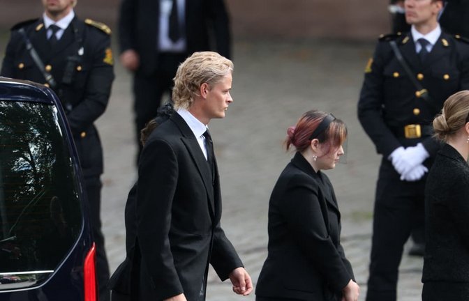 Marius Borg Hoiby (links), der Sohn von Königin Mette-Marit von Norwegen, und die Töchter von Prinzessin Märtha Louise von Norwegen treffen vor der Osloer Kathedrale ein, um den Sarg des verstorbenen Königs Harald V. von Norwegen in Empfang zu nehmen.<span class='image-autor'>ODD ANDERSEN/afp</span>