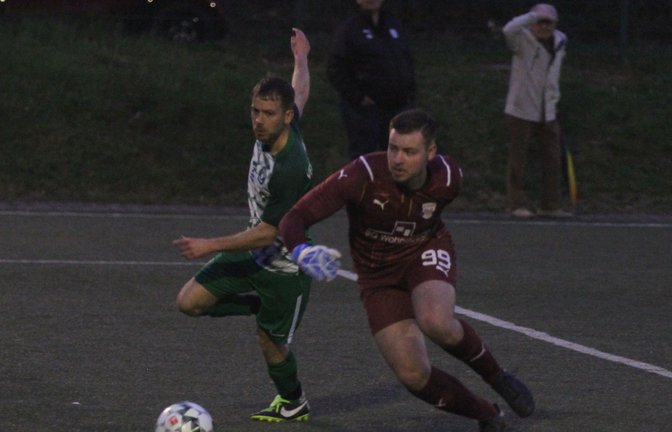SpVgg-Torwart Lars Block (von rechts) kommt nicht mehr an den Ball, so dass Michael Schmid zum 1:1 einschieben kann. <span class='image-autor'>Foto: Nachreiner</span>