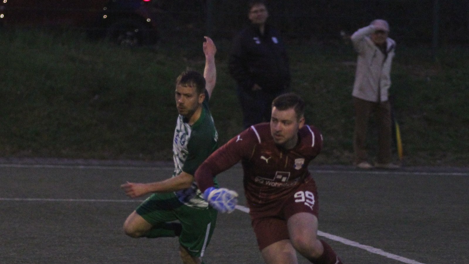 SpVgg-Torwart Lars Block (von rechts) kommt nicht mehr an den Ball, so dass Michael Schmid zum 1:1 einschieben kann. Foto: Nachreiner SpVgg-Torwart Lars Block (von rechts) kommt nicht mehr an den Ball, so dass Michael Schmid zum 1:1 einschieben kann. Foto: Nachreiner