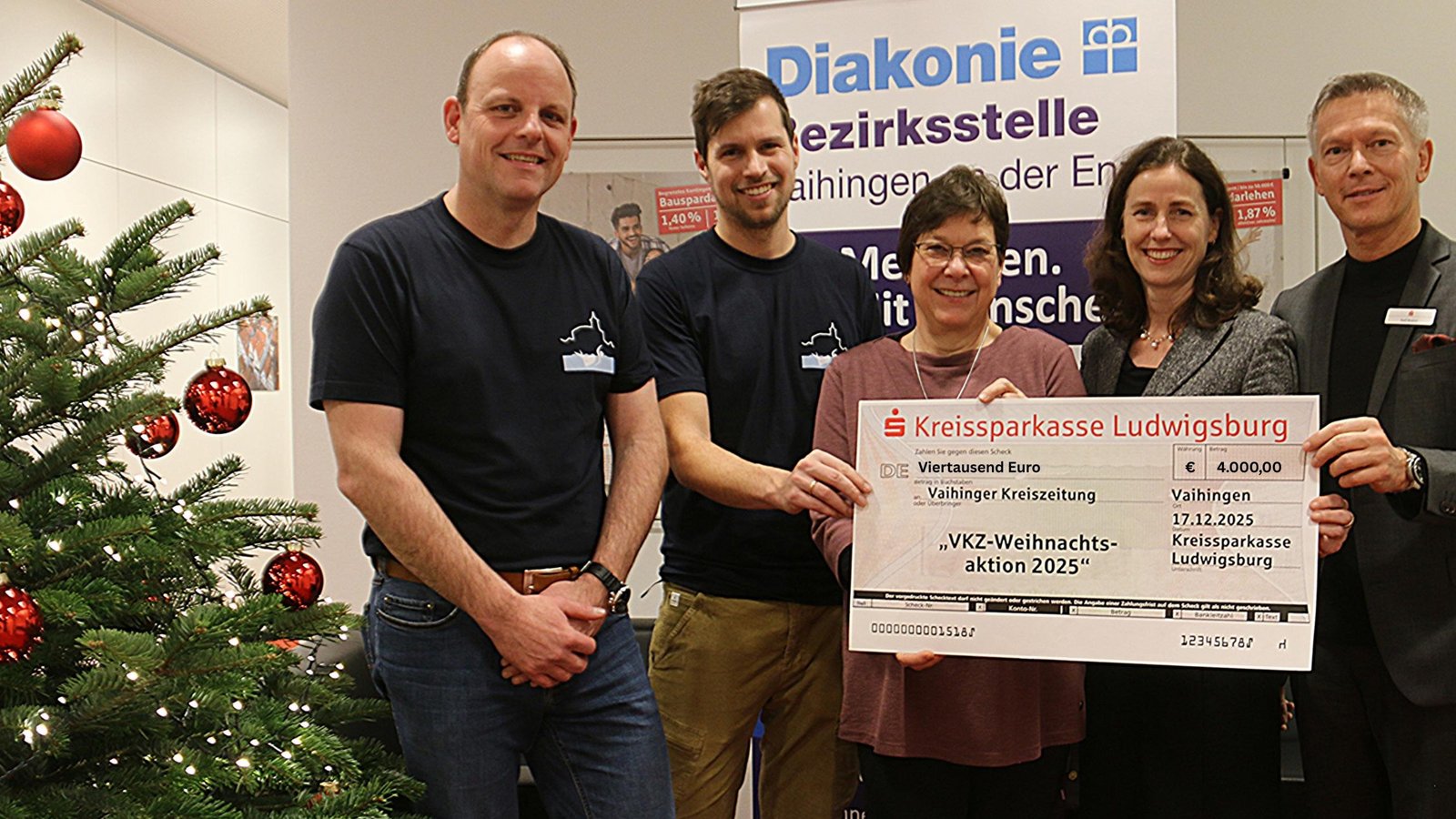 Jeder Betrag ist wichtig und kommt vor Ort in Vaihingen und Umgebung an: Thomas Schmid und Christoph Irion vom Förderverein des Vaihinger Enztalbads und Andrea Magenau von der Diakonie Vaihingen (von links) freuen sich über insgesamt 4000 Euro von der Kreissparkasse Ludwigsburg. Pressesprecherin Isabel Kurz und Regionaldirektor Ralf Braico überreichen den symbolischen Spendenscheck.  Foto: Müller