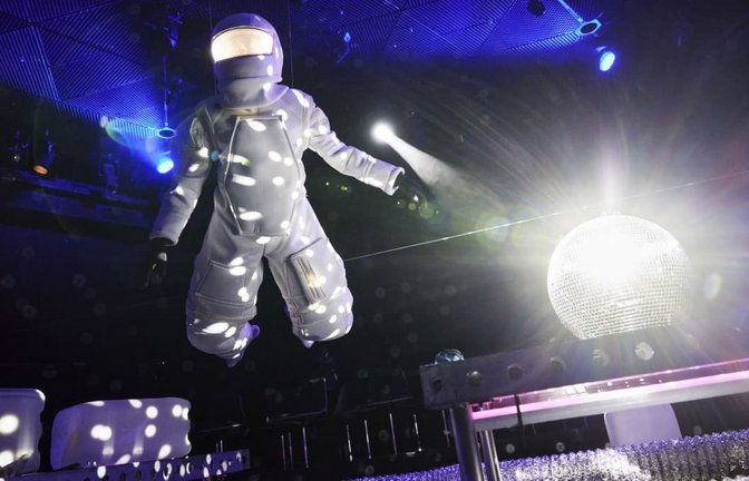 Völlig losgelöst: Vincent Furrer schwebt in „Spaceman“ im Raumanzug durch das Podium.<span class='image-autor'>Konrad Fersterer</span>