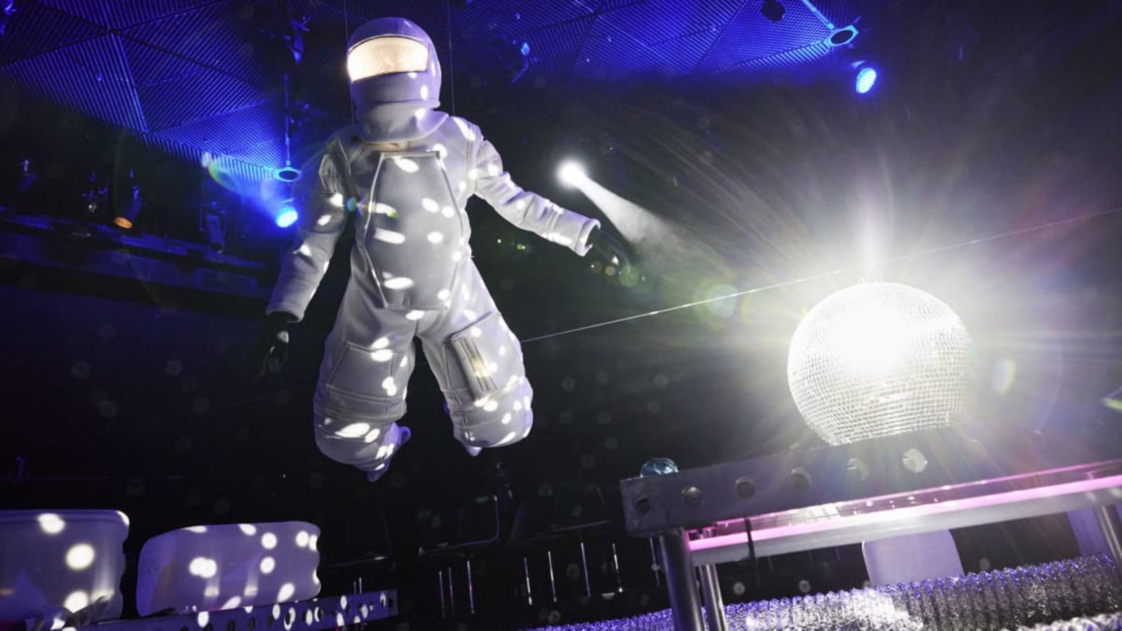 Völlig losgelöst: Vincent Furrer schwebt in „Spaceman“ im Raumanzug durch das Podium.Konrad Fersterer