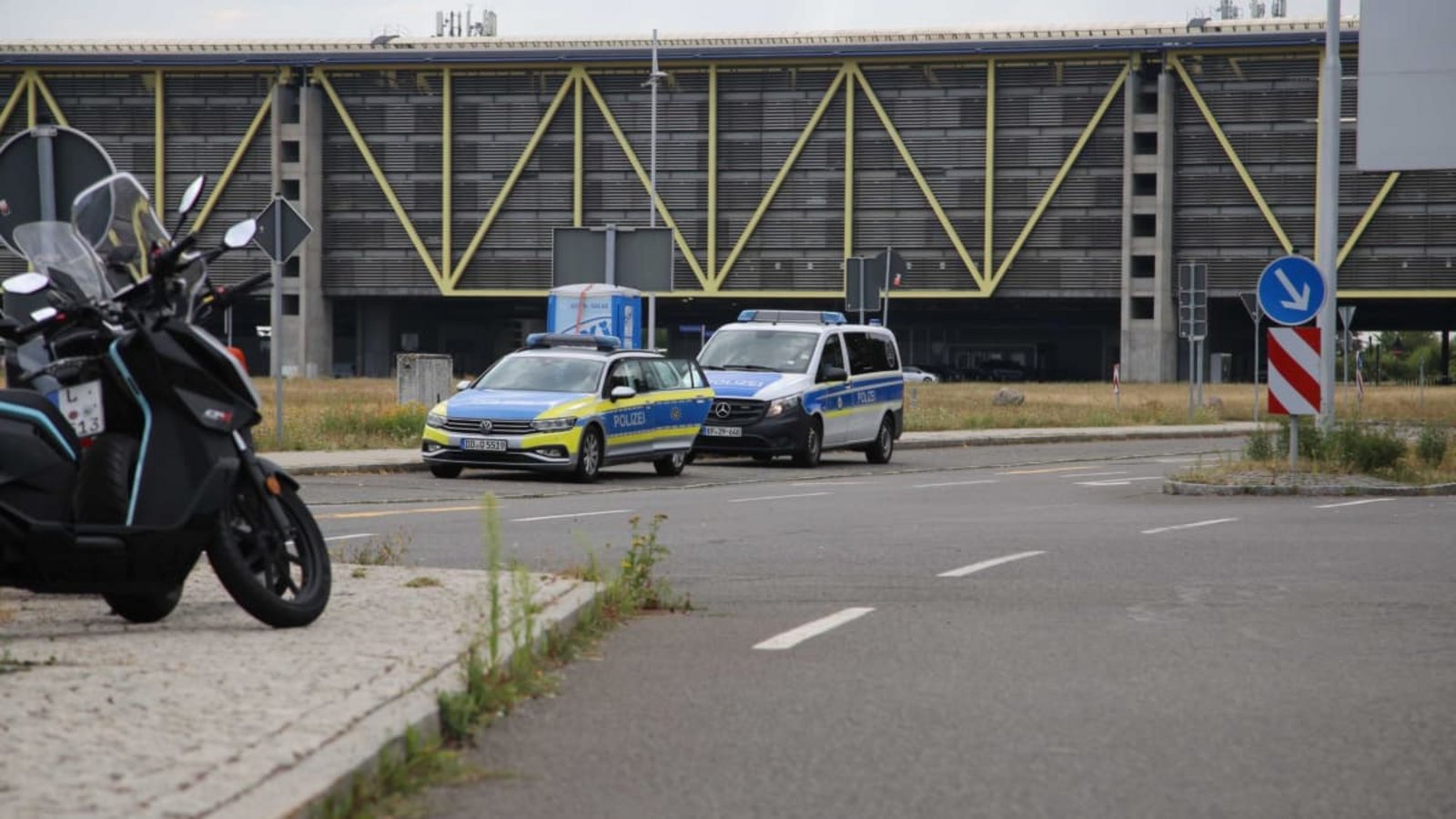 Zwei Einsatzfahrzeuge der Polizei stehen beim Flughafen Leipzig/Halle.Tobias Junghanns/dpa