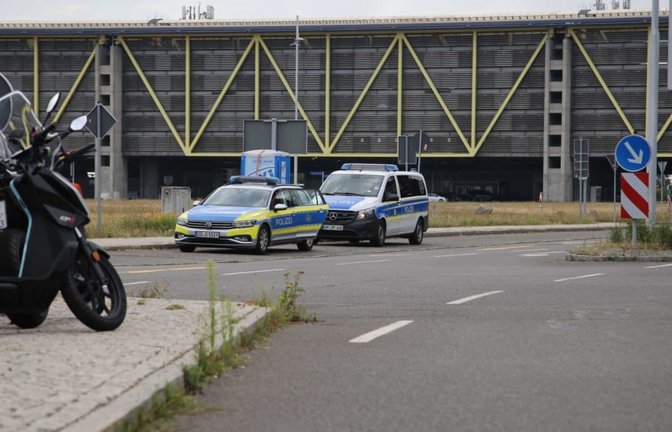 Zwei Einsatzfahrzeuge der Polizei stehen beim Flughafen Leipzig/Halle.<span class='image-autor'>Tobias Junghanns/dpa</span>