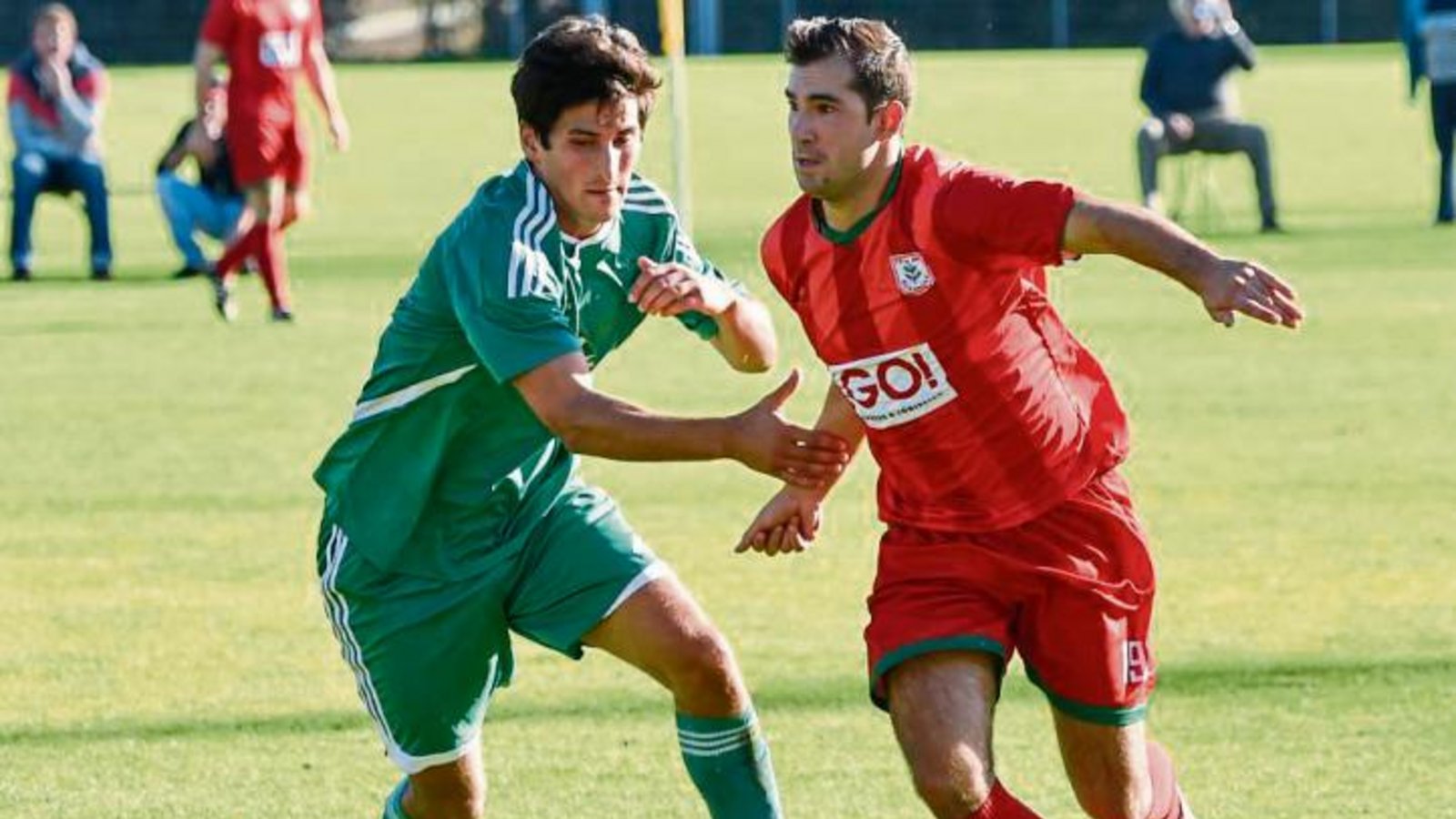 Nussdorfs Roberto Ancona (rechts) und Matthias Knapp im Kampf um den Ball.  Foto: Leitner
