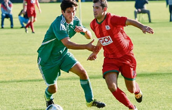 Nussdorfs Roberto Ancona (rechts) und Matthias Knapp im Kampf um den Ball.  Foto: Leitner