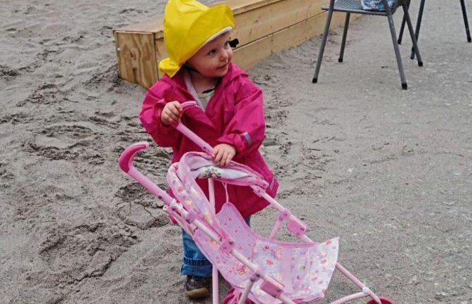 Mit dem Hut, der an den Friesennerz erinnert, ist Katharina fürs Wetter gerüstet.  sr