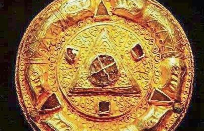 Die große Goldscheibenfibel aus dem merowingerzeitlichen Friedhof ist zu sehen.  Foto: p