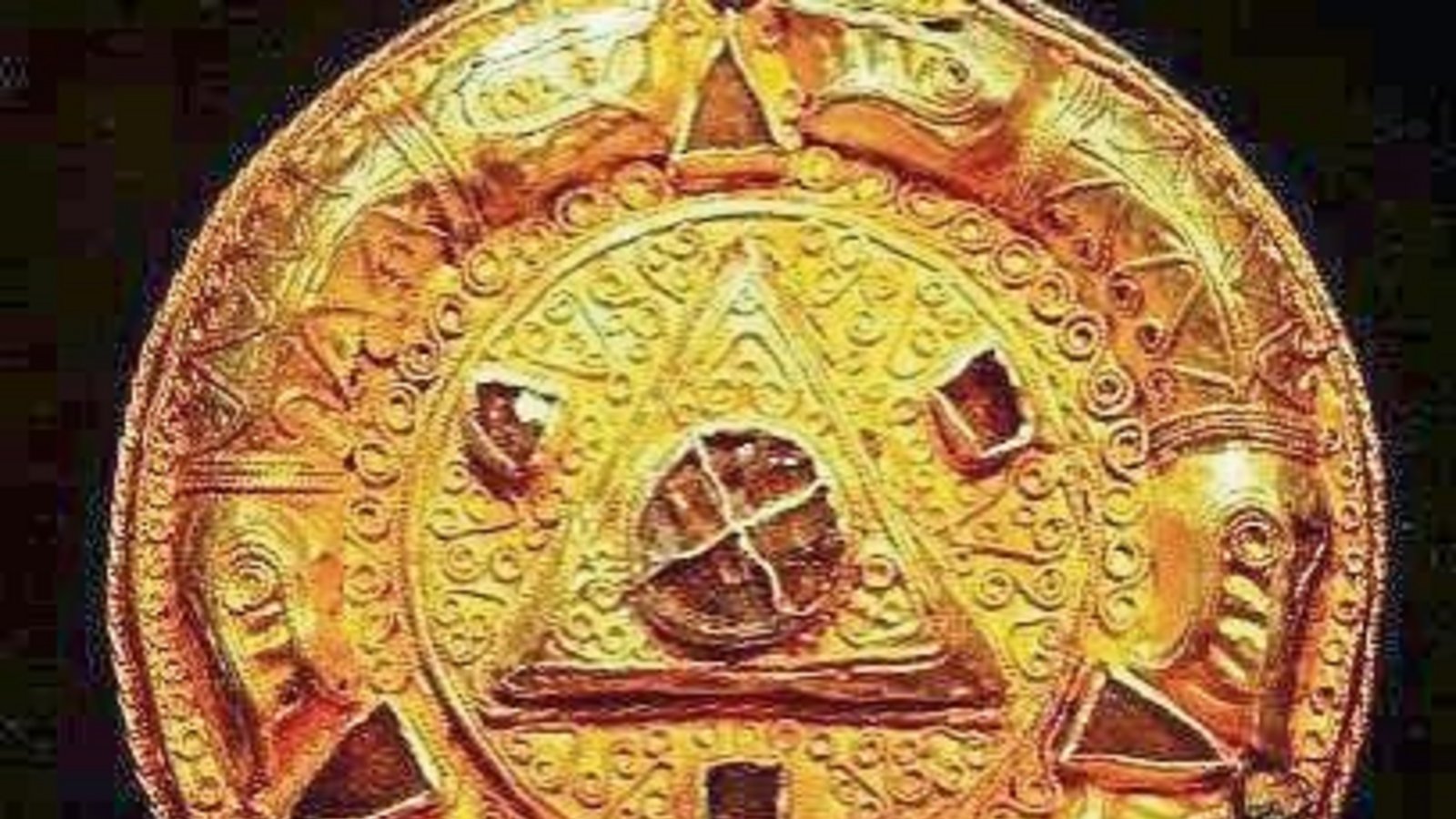Die große Goldscheibenfibel aus dem merowingerzeitlichen Friedhof ist zu sehen. Foto: p Die große Goldscheibenfibel aus dem merowingerzeitlichen Friedhof ist zu sehen. Foto: p