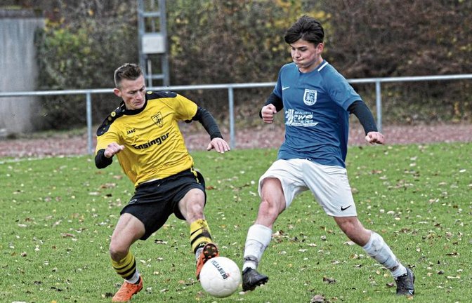 Stadtderby in Ensingen: Granit Isafi (links) und sein VfB-Gegenspieler Jonas Köppel kämpfen um den Ball. Am Ende steht ein 2:2-Unentschieden. Foto: Leitner